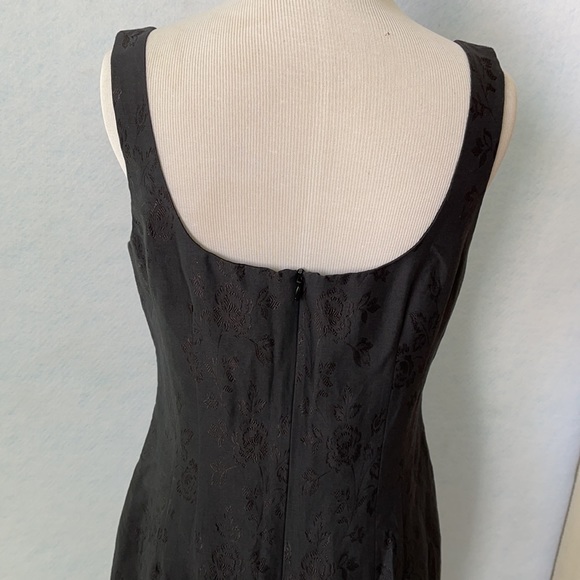 Searle Embroidered Floral Sleeveless Fitted Dress